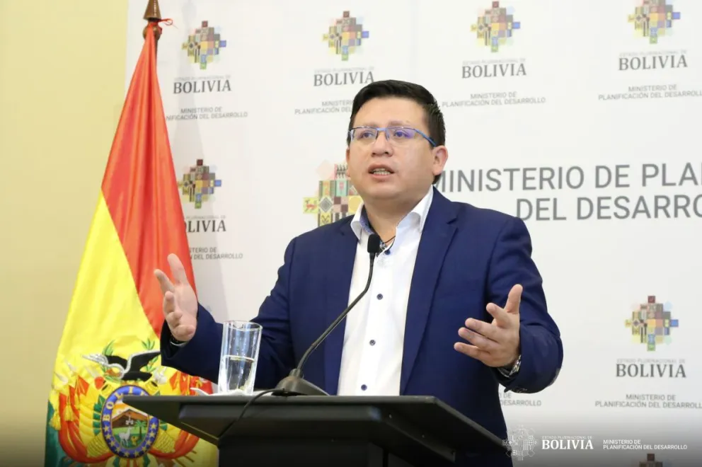 El ministro de Planificación del Desarrollo, Sergio Cusicanqui, brinda conferencia de prensa. Foto: Ministerio de Planificación del Desarrollo.