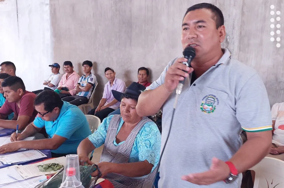 Hedilberto Cuéllar, alcalde del municipio de El Torno, en una reunión con los pobladores. Foto: Gobierno Municipal de El Torno.