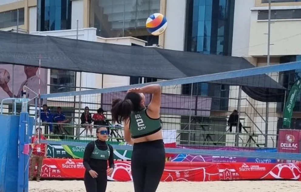 La dupla femenina de voleibol de playa en uno de sus partidos que ganó. Foto: COB.