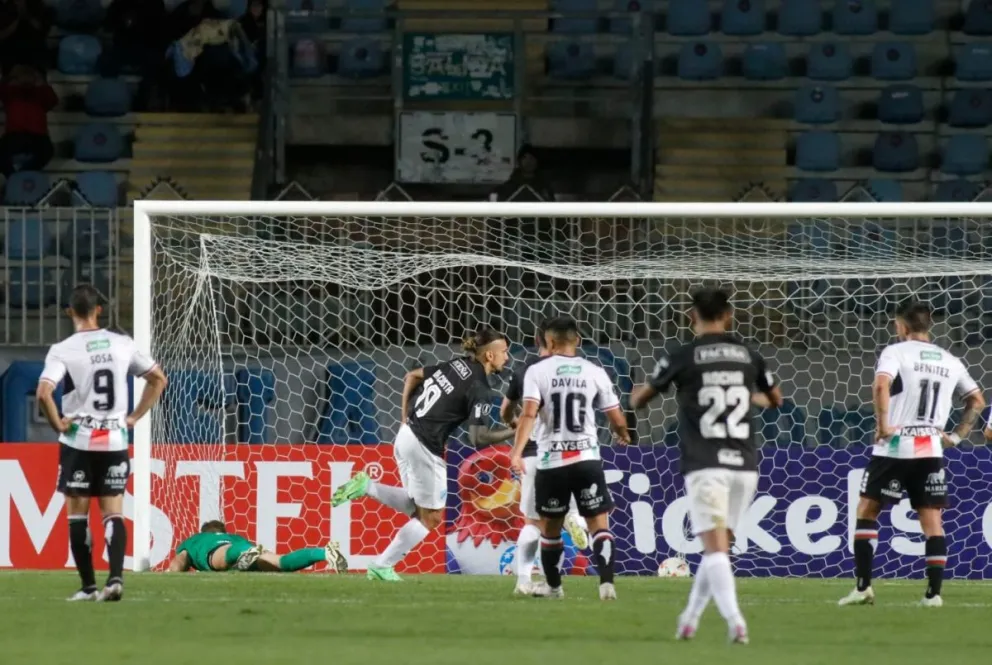 Da Costa (19) inicia el festejo después de anotar de penal el primer tanto de Bolívar. Foto: APG

