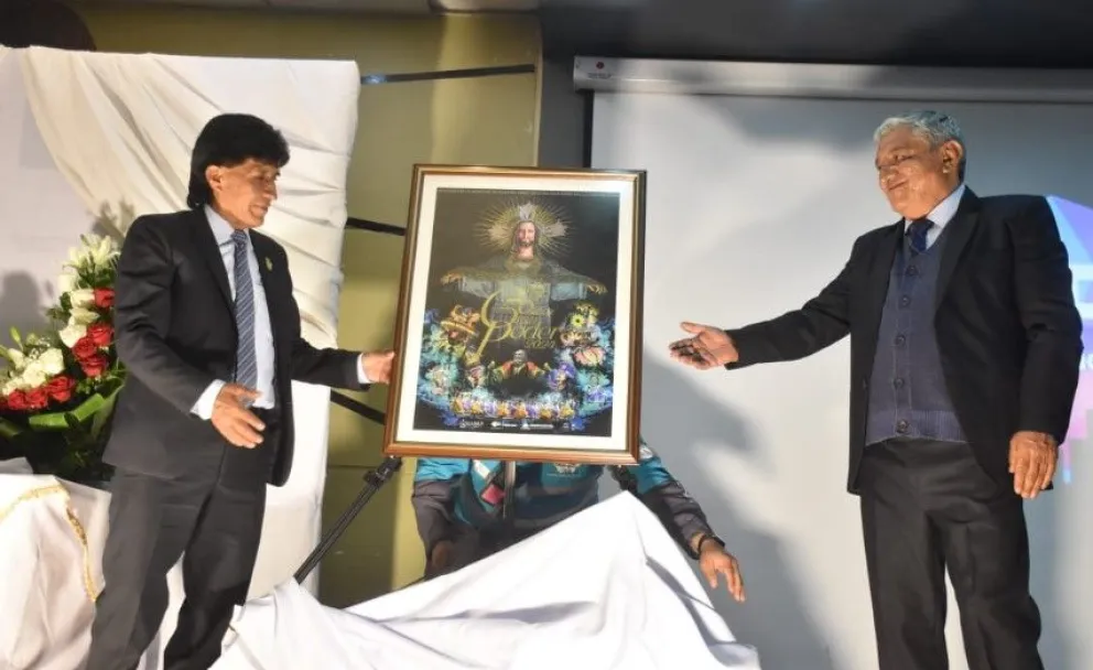 Un representante de los folkloristas y el alcalde Iván Arias presentaron la nueva imagen del Tata del Gran Poder. Foto: GAMLP