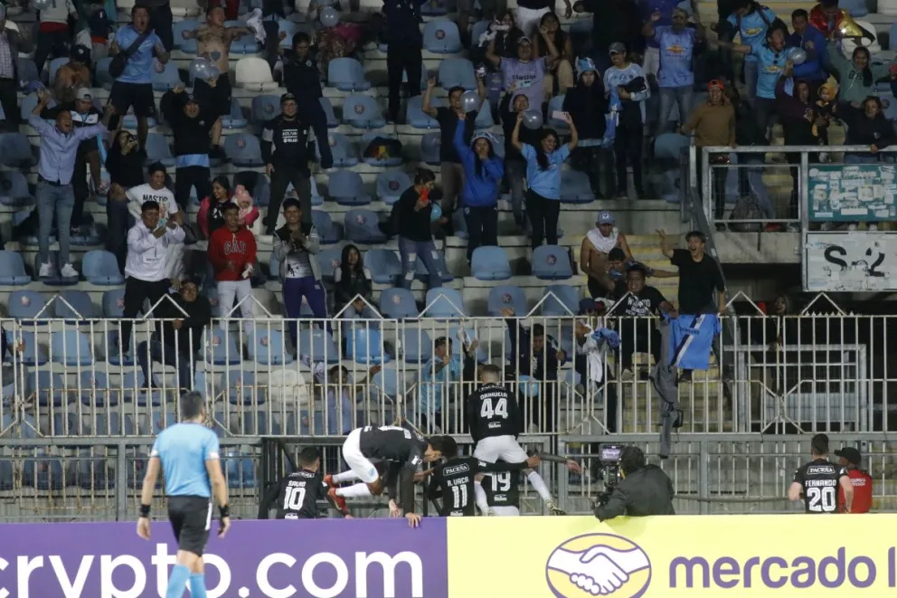 Jugadores de Bolívar celebran uno de sus goles frente a la afición celeste, Foto: APG.