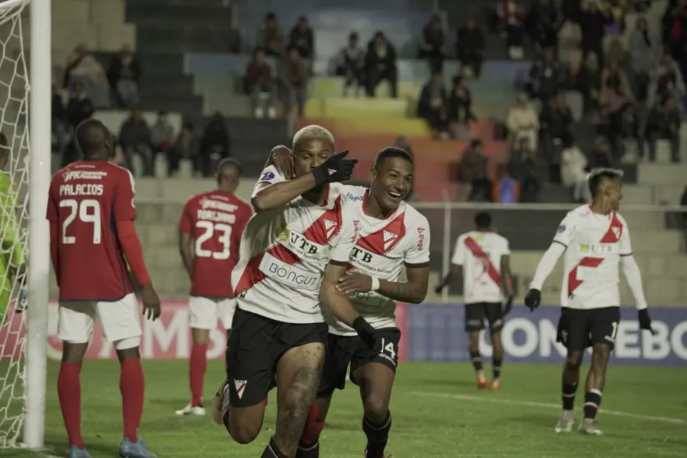 Weasel Da Silva (izq.), autor del primer gol de Always Ready, celebra su gol con José Carabalí. Foto: APG
