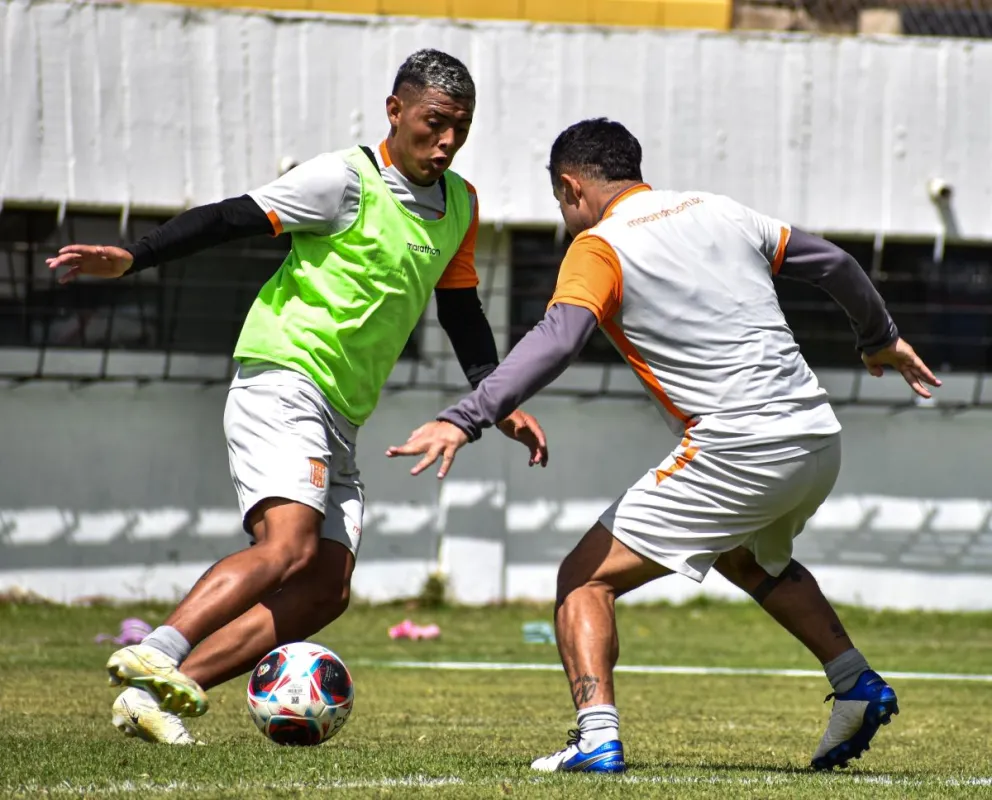 Bustos (izq.) domina la pelota en uno de los últimos entrenamientos del equipo. Foto: club The Strongest