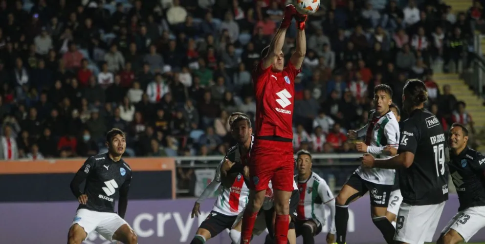 Lampe despeja la pelota en un ataque de Palestino. Foto: APG.