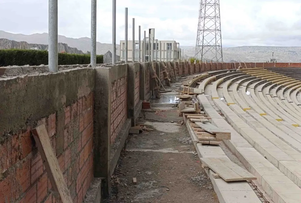 Una parte del reconstruido muro perimetral del estadio Rafael Mendoza. Foto: archivo digital.