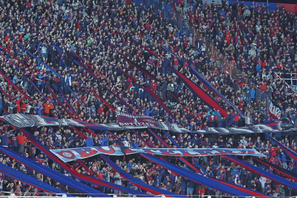 Hinchas de San Lorenzo animan en un partido de la fase de grupos de la Copa Libertadores entre San Lorenzo y Palmeiras. Foto: EFE