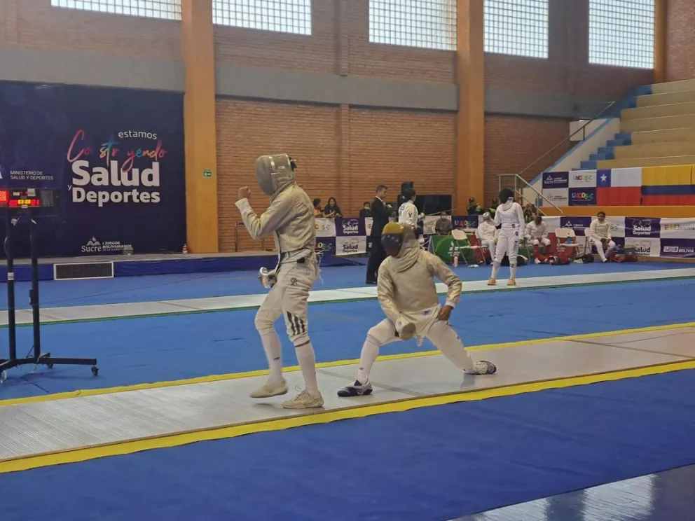 Rejas (izq.) celebra un punto ante su rival venezolano. Foto: Federación Boliviana de Esgrima.