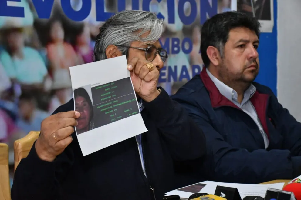Wilfredo Chávez muestra la inscripción irregular de una persona que no pertenece al MAS. Foto: APG