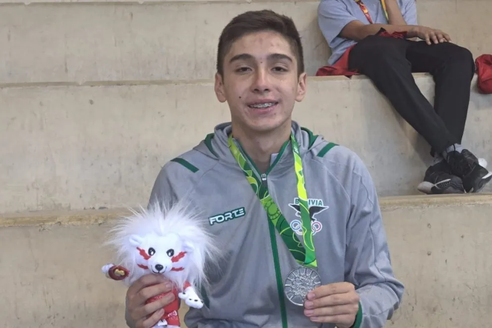 Rejas con su medalla de plata tras la premiación. Foto: COB.