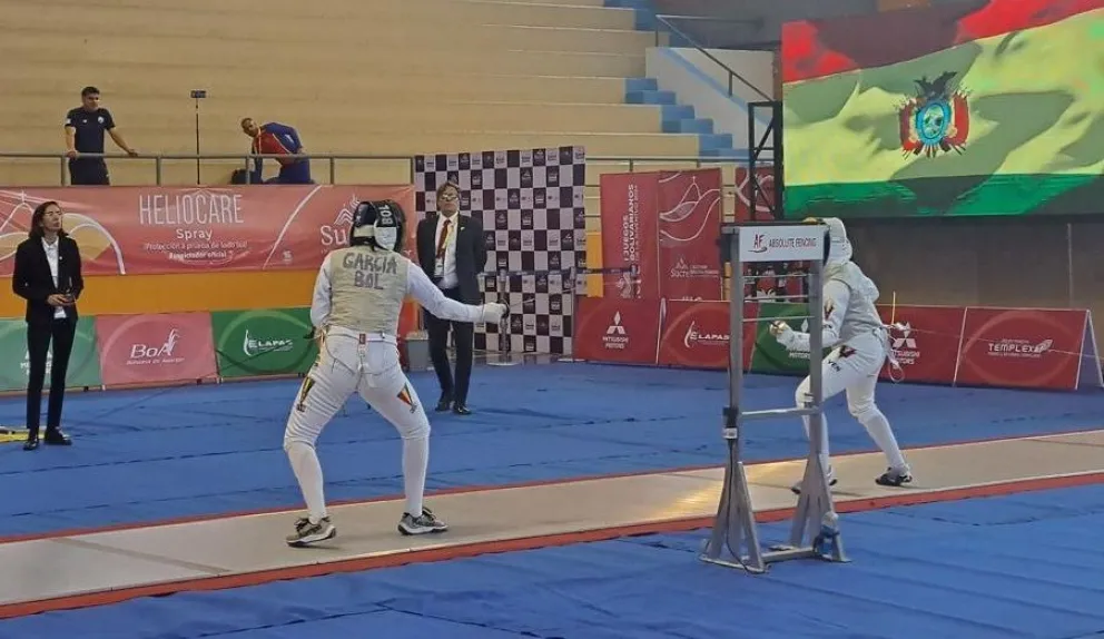 García (izq.) en uno de sus combates en Sucre. Foto: Federación Boliviana de Esgrima.