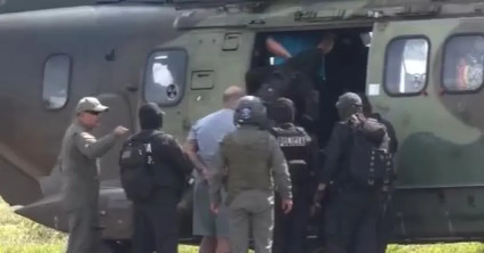Los tres integrantes del PCC de Brasil suben al helicóptero en El Trompillo (Santa Cruz). Foto. Captura.