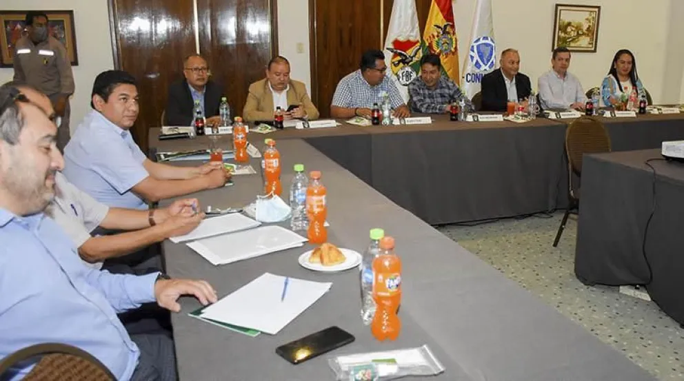 La División Aficionado en una reunión anterior con el comité ejecutivo de la FBF. Foto: APG