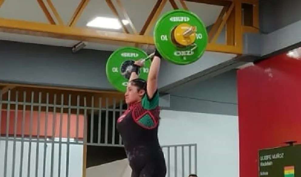 Quispe en plena competencia de la halterofilia. Foto: Sucre 2024.