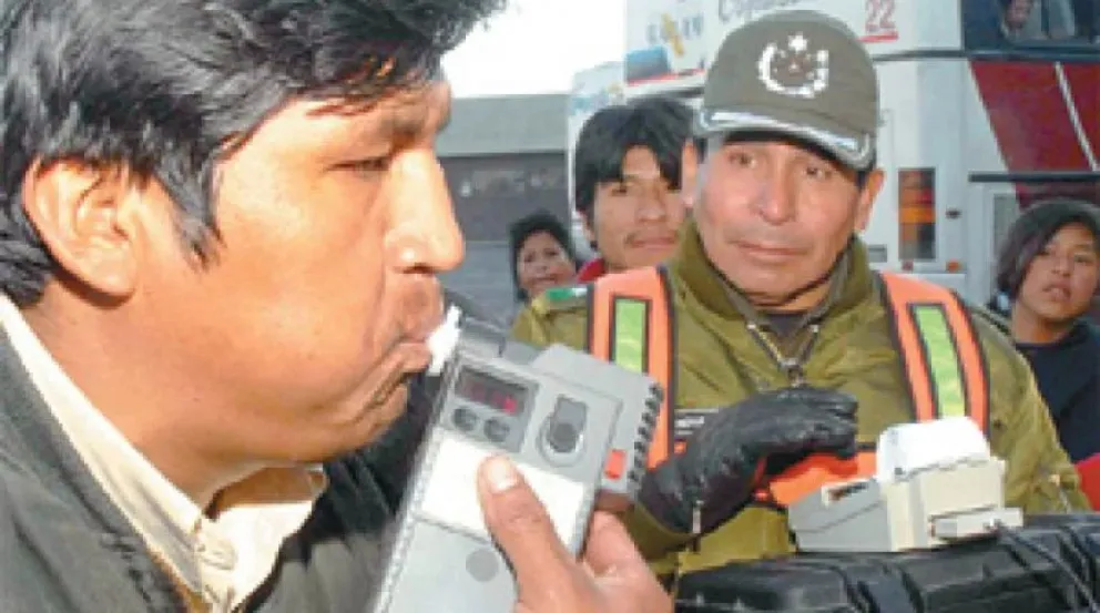 Un efectivo policial toma una prueba de alcoholemia a un transportista. Foto: El País de Tarija.