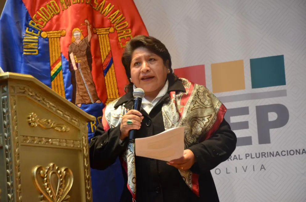 La exvocal del TSE, Dina Chuquimia, en un acto público de la entidad electoral. Foto: ABI.