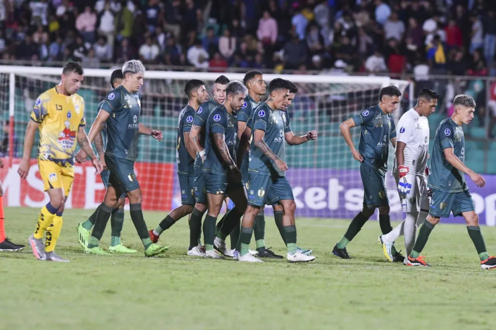 Jugadores de Tomayapo se van tristes tras perder con Delfín en el IV Centenario. Foto: APG.