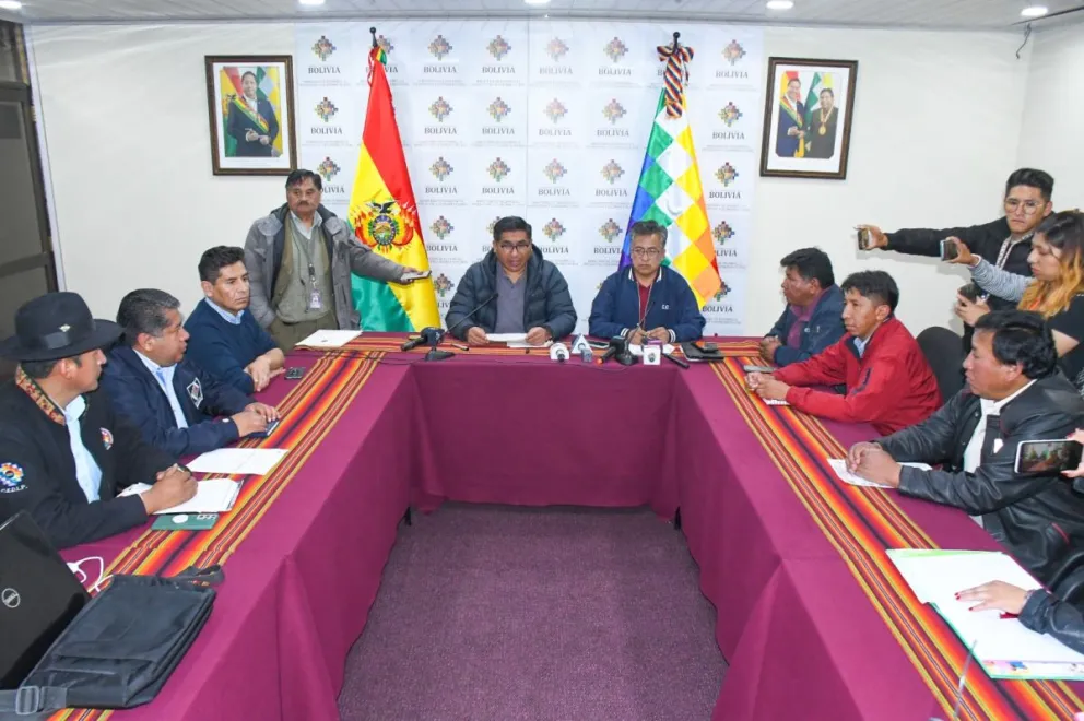 El ministro de Desarrollo Productivo, Néstor Huanca, y los dirigentes de la COB. Foto: Ministerio de Desarrollo Productivo.