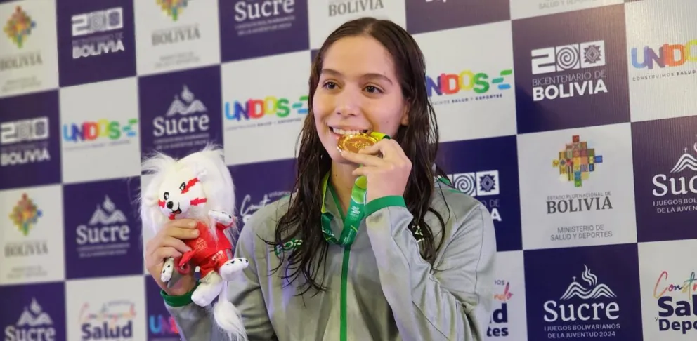 Roca muerde su presea dorada. Foto: Viceministerio de Deportes.