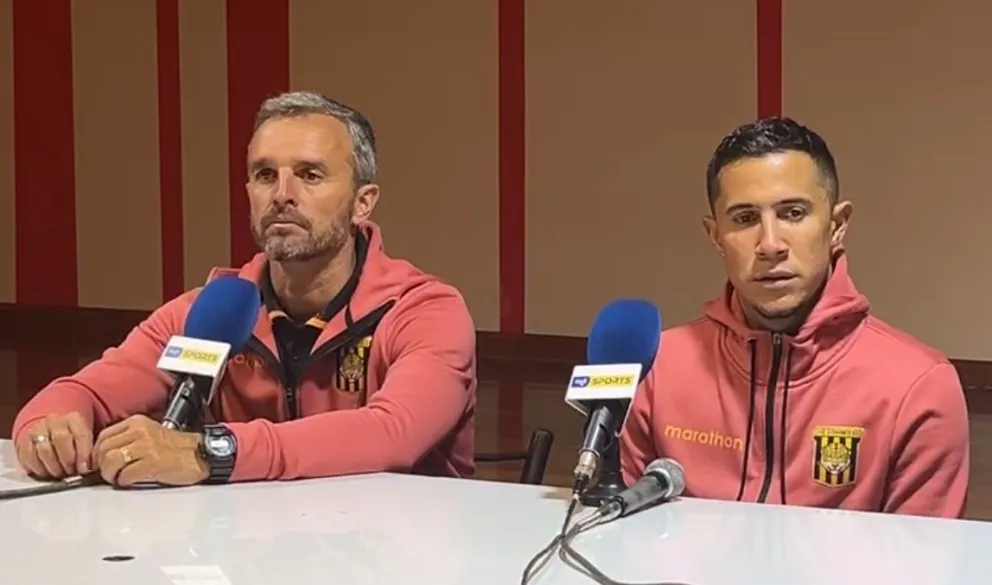 Michael Ortega (der,) junto al técnico Pablo Lavallén, en la conferencia de prensa posterior al partido con San Antonio.