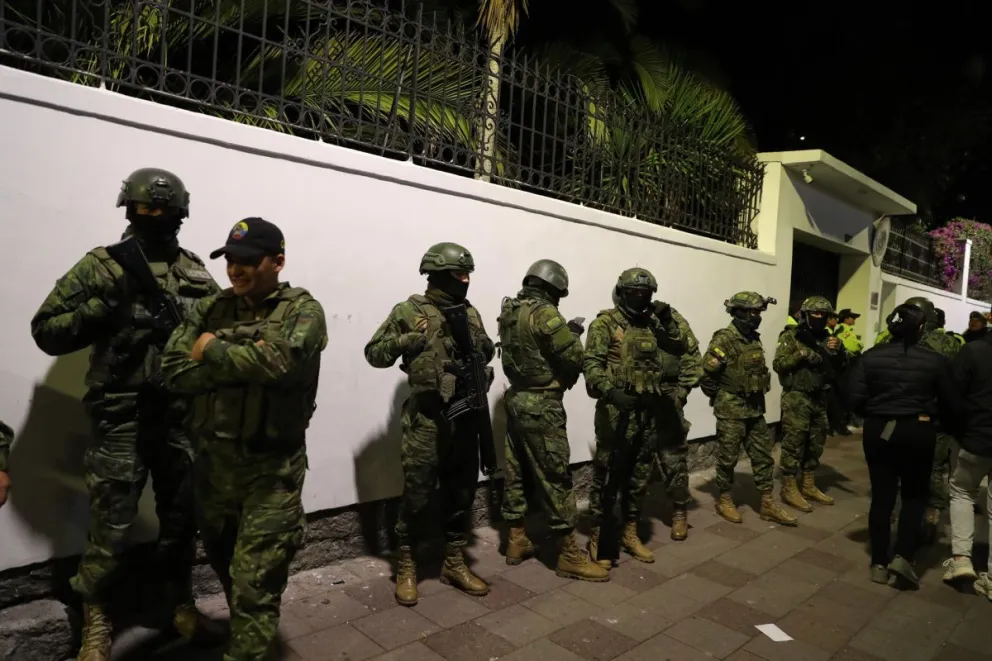 Miembros de un cuerpo de élite de la Policía ecuatoriana en puertas de la embajada de México. Foto: EFE
