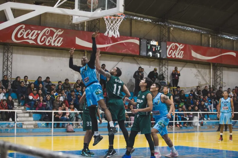 Incidencia del partido entre Básquetbol La Paz (de verde) y CAN. Foto: CAN PRESS.