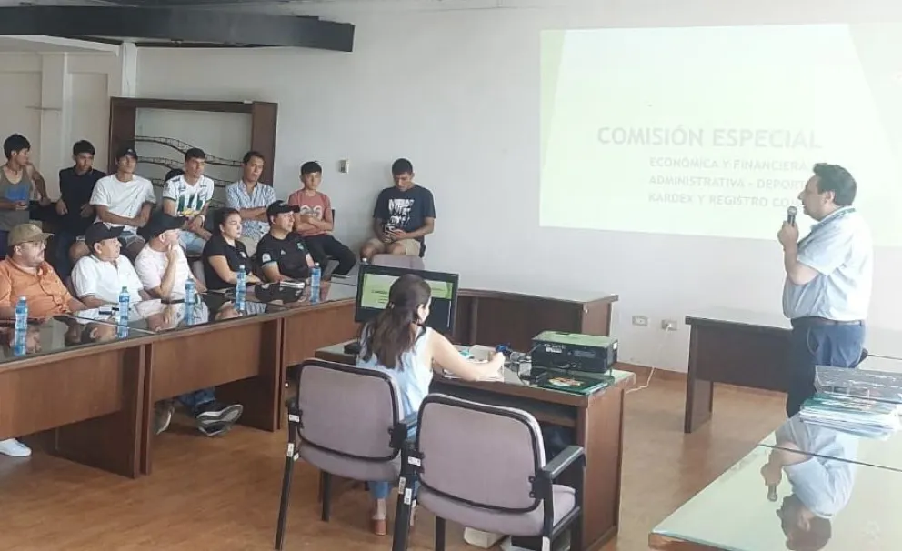 Pablo Osorio (der.) tuvo un contacto con los medios este sábado en Santa Cruz. Foto: redes sociales. 