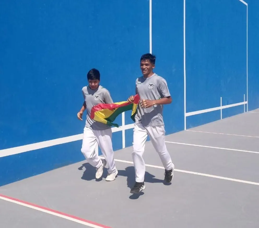 La dupla nacional celebra a su manera tras ganar el oro para Bolivia. Foto Viceministerio de Deportes