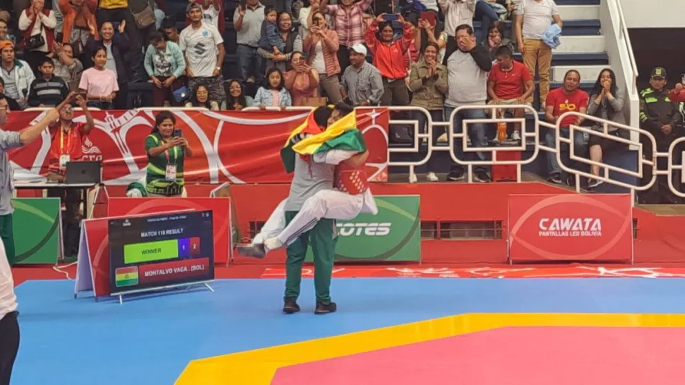 Juan Pablo Montalvo con la tricolor nacional celebra el logro. Foto Viceministerio de Deportes