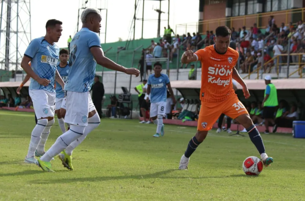 Jair Reinoso va a la marca del "Pollo" Flores, en el partido de esta tarde. Foto APG