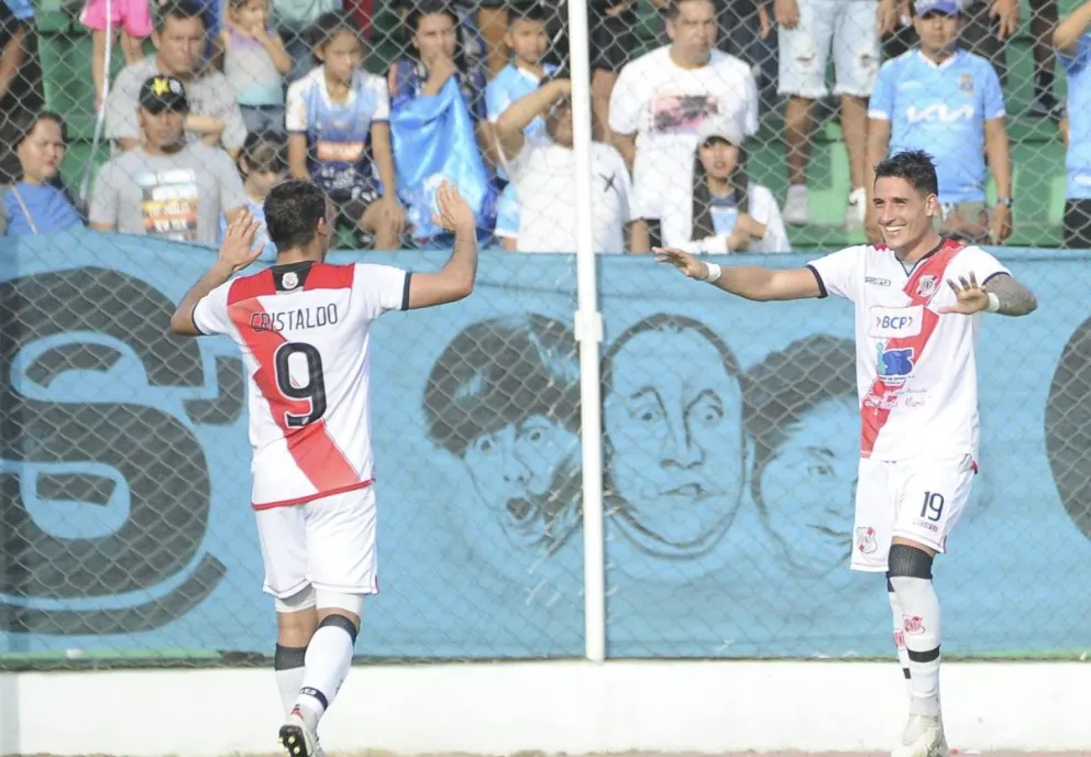 Callejo (der.), de Nacional Potosí, celebra su gol y Cristaldo se acerca para felicitarlo. Foto: APG 