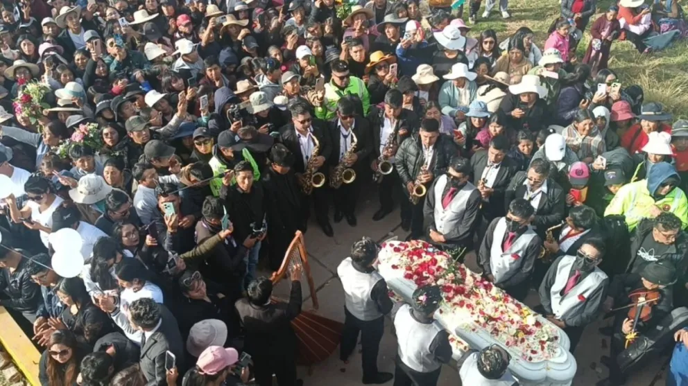 Cientos de personas acompañaron el velorio y cortejo fúnebre de la Muñequita Milly. Foto: RPP