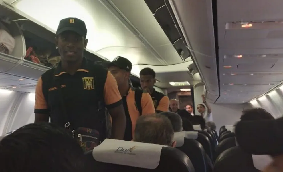 Jugadores de The Strongest abordan la nave que los llevó de La Paz a Santa Cruz. Foto: El Derribador. 