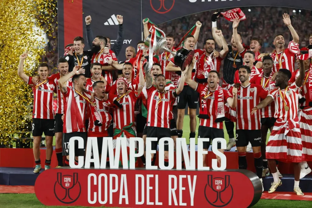 El festejo de los campeones, tras imponerse en los penales. Foto EFE