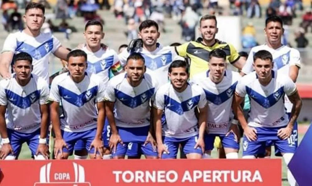 Una formación de GV San José antes de un partido en el estadio Jesús Bermúdez de Oruro. Foto: GV San José. 
