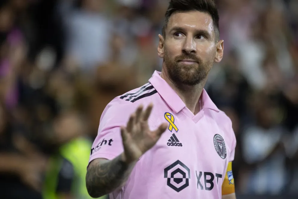 Lionel Messi saluda al público en uno de los partidos del Inter. Foto EFE