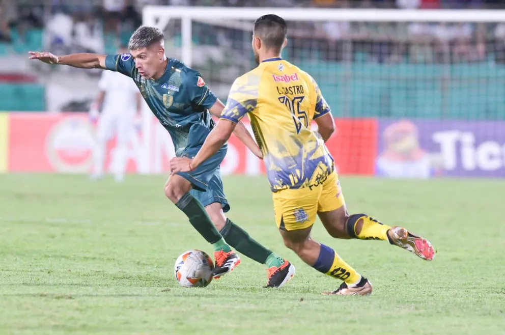 Una incidencia del partido entre Tomayapo y Delfín de Ecuador. Foto APG