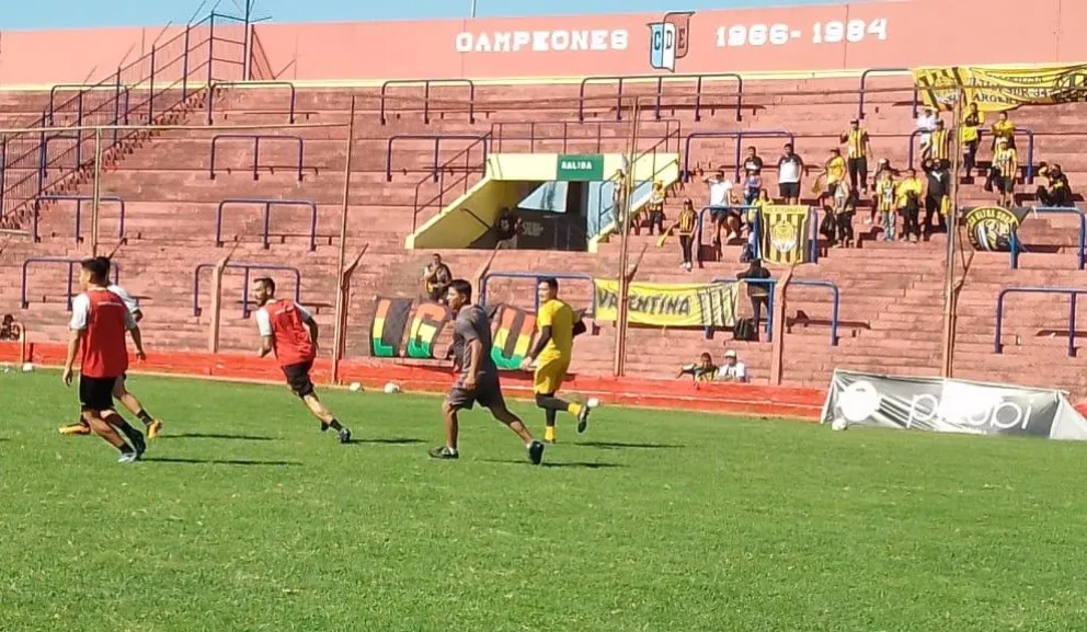 El entrenamiento informal del Tigre en Buenos Aires, a la derecha se observa a los hinchas del club. Foto: El Derribador