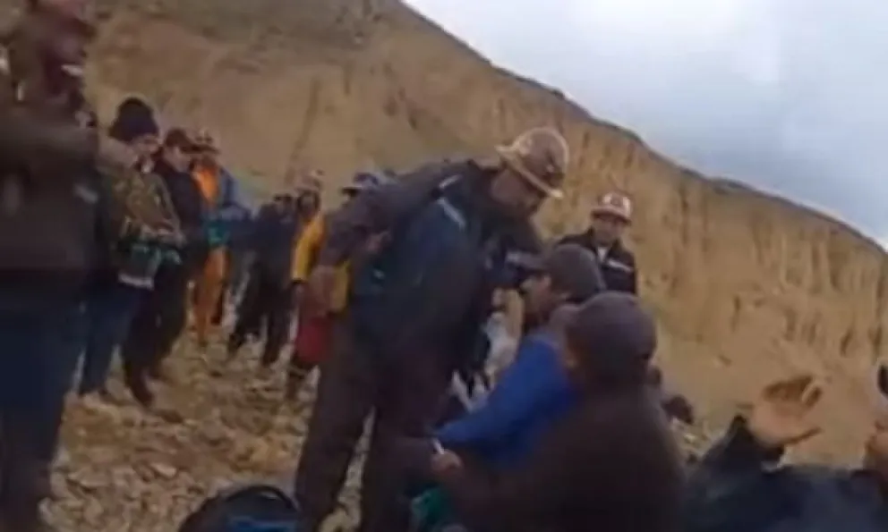 Una captura del video con el que denuncian el ataque de mineros. Foto. Correo del Sur.