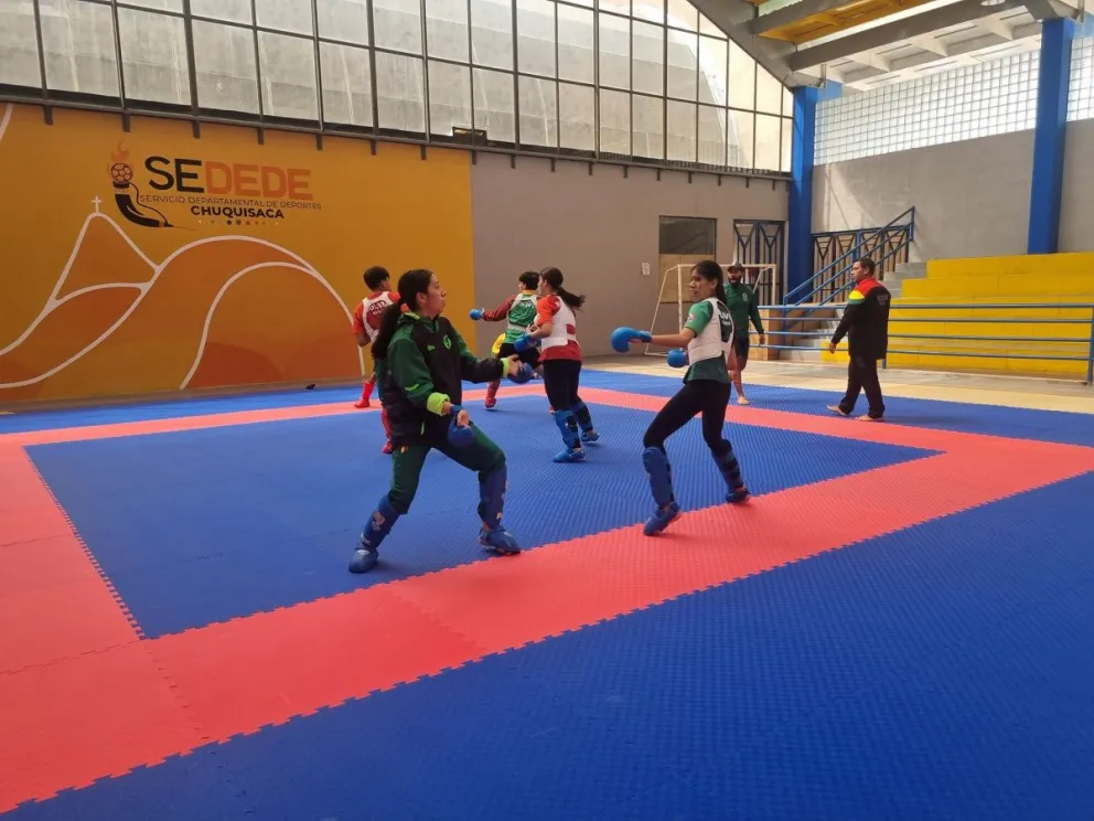 La selección de karate en pleno entrenamiento en Sucre. Foto: Feboka.