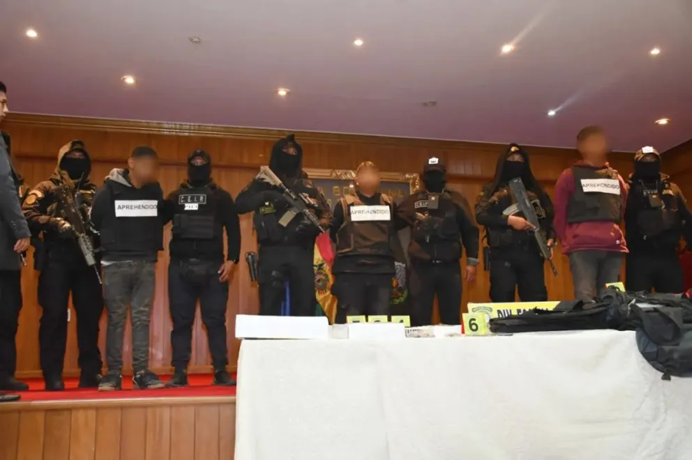 Los tres hombres aprehendidos son presentados por la Policía. Foto. Fiscalía General del Estado.