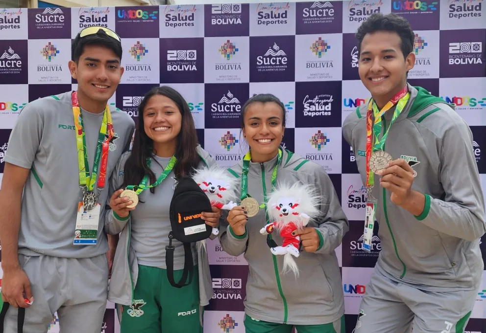 Las duplas nacionales al final de sus partidos, posando con sus medallas. Foto Viceministerio de Deportes
