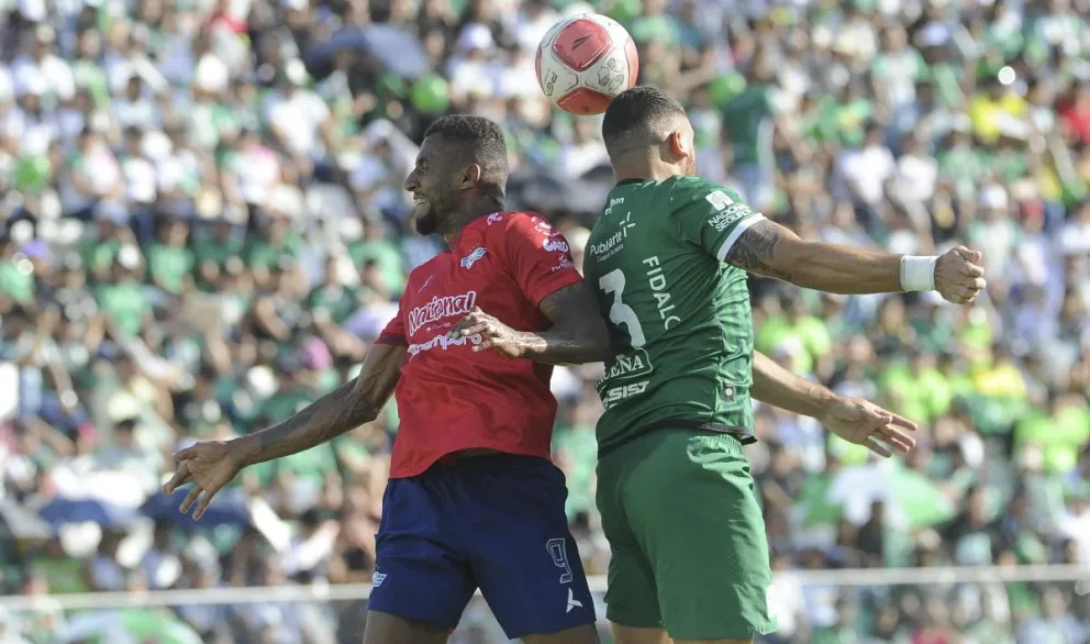 El duelo aéreo entre Tavares (9), de Wilstermann, y el orientista García (der.). Foto: APG.