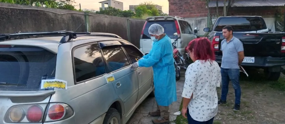 Un investigador revisa el vehículo. Foto: Fiscalía General del Estado.