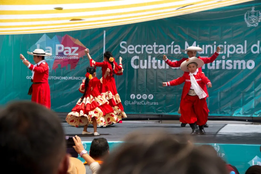 Grupos artísticos brindaron bailes y colorido. Foto: Carlos Moreira