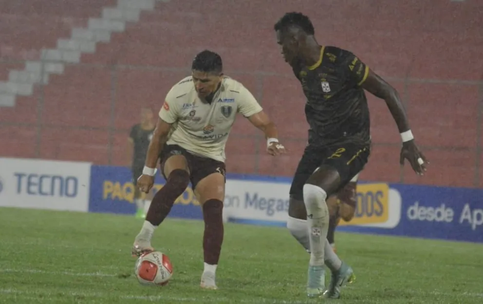 Incidencia del cotejo bajo lluvia en Tarija entre Tomayapo y Real Santa Cruz. Foto: APG 