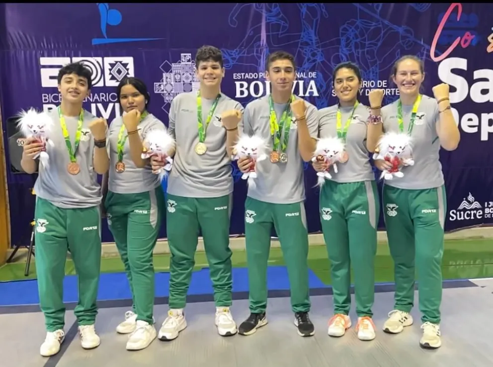 El equipo nacional mixto de esgrima que conquistó la medalla de bronce. Foto Sports 360
