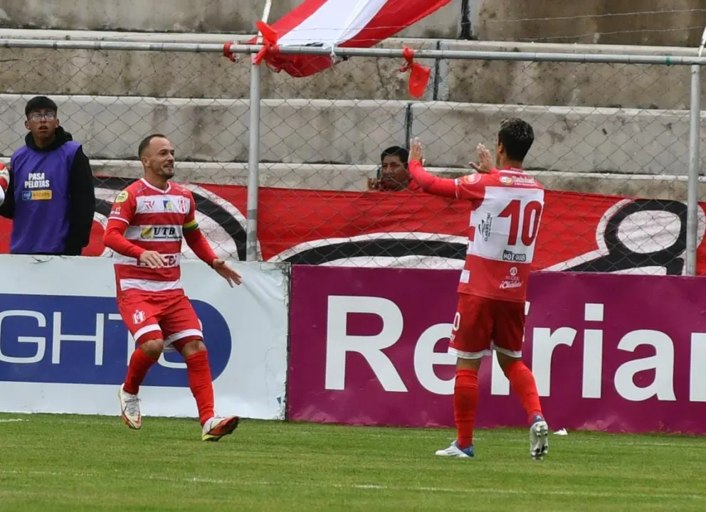 Godoy y Thomaz Santos celebran un gol para Independiente. Foto APG