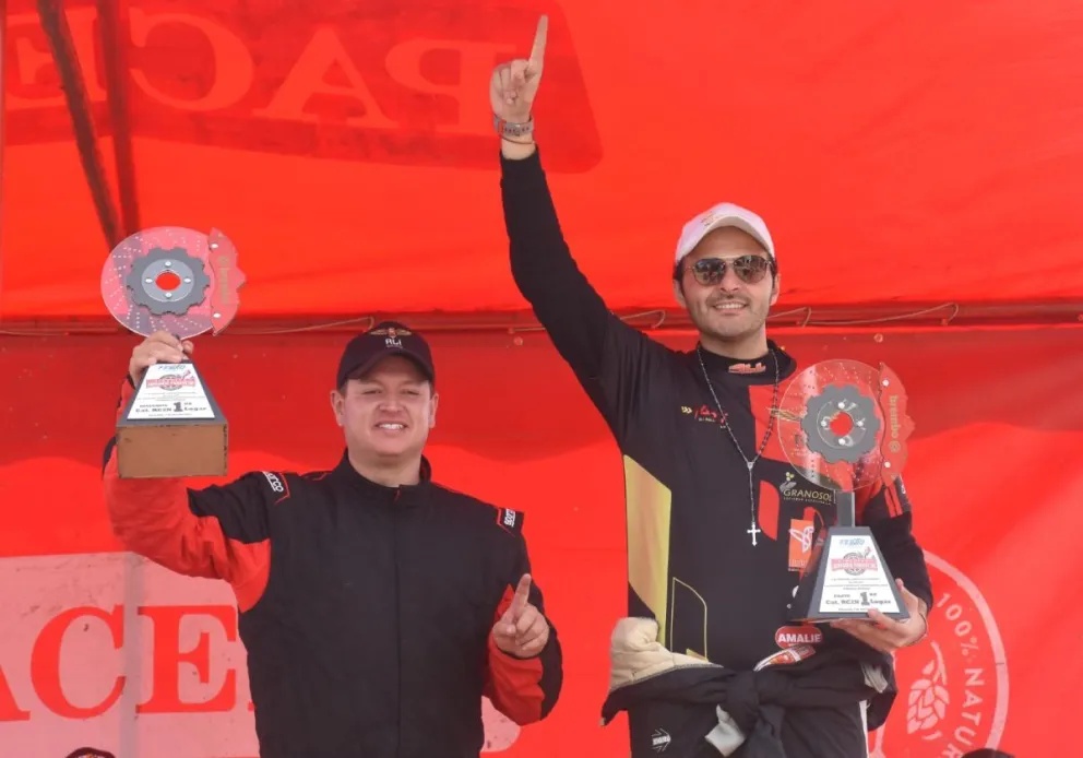 Alí Junior junto a Marco Arteaga, al final de la competencia con los trofeos ganados. Foto APG