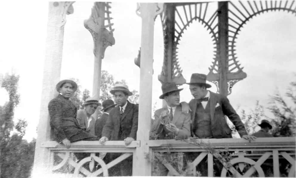 Varios de los jóvenes que fundaron The Strongest, en una de sus tantas reuniones en el quiosco de Plaza Murillo, en el centro paceño.